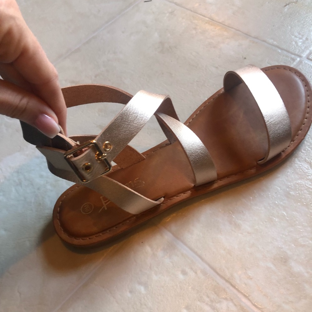 SOLD ❌Boutique sandals size 9 women’s